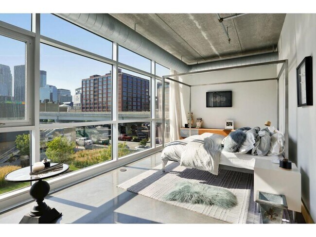 Building Photo - 345 6th Ave N