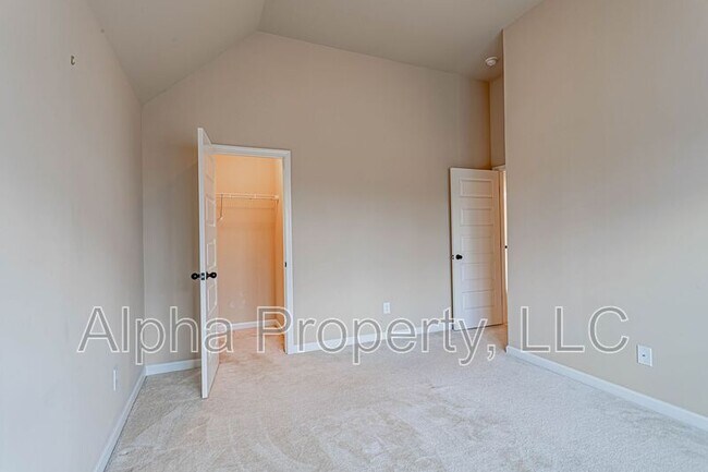 Building Photo - 256 Oak Branch Dr