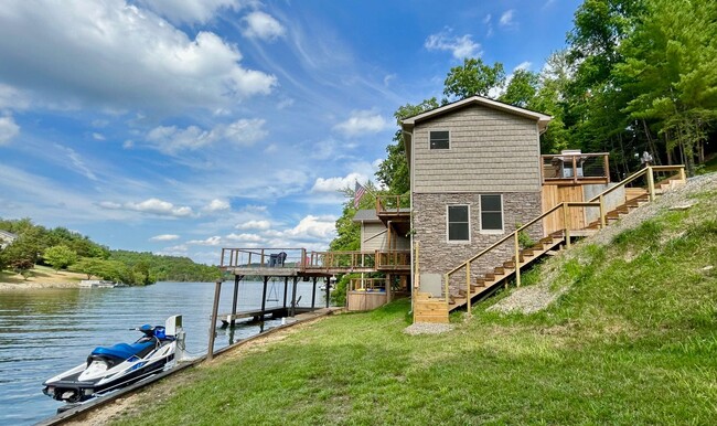 Building Photo - Charming Lakefront 4-Bedroom Home in Pulas...