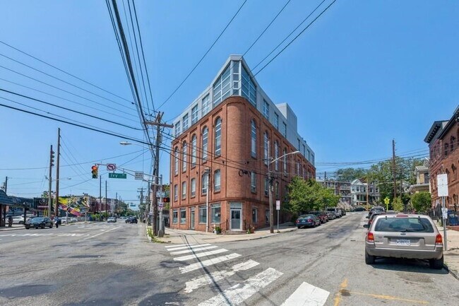 Building Photo - 704 Grand St