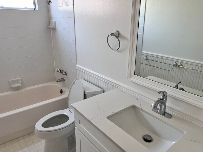 Building Photo - Buena Vista Rancher 4 bed /3 bath - Excell...