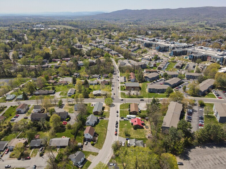 Building Photo - 206 Broce Dr