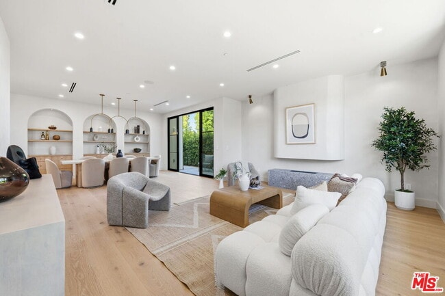 Building Photo - 16643 Addison St