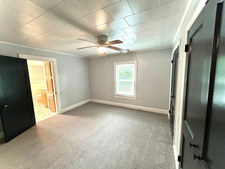 Building Photo - 917 Laye St