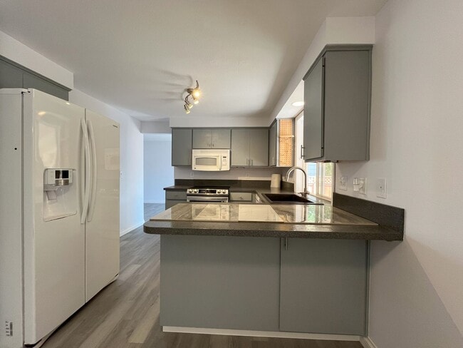 Building Photo - Spacious 4-Bedroom, 2.5-Bathroom Home with...