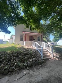 Building Photo - 3 Bedroom House!