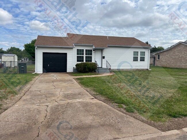 Building Photo - Charming 3 Bedroom