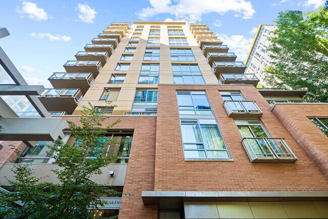 Building Photo - 910 Lenora St