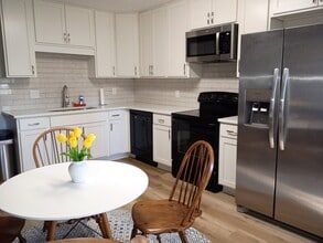 Building Photo - 906 E Magnolia Ave