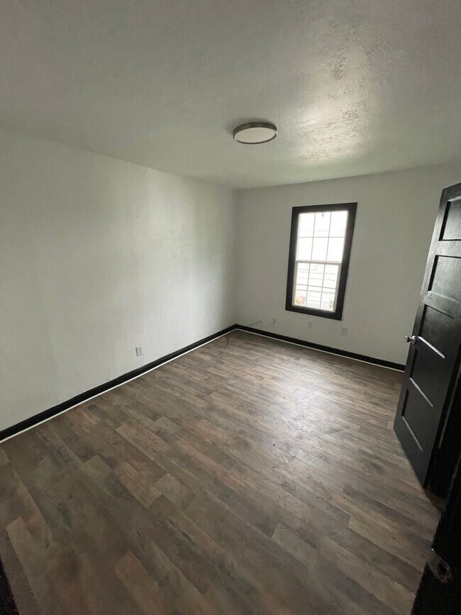 Building Photo - Two Bedroom One Bath Rental $900/month