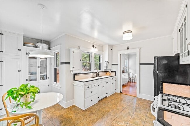 Building Photo - 218 S Center St