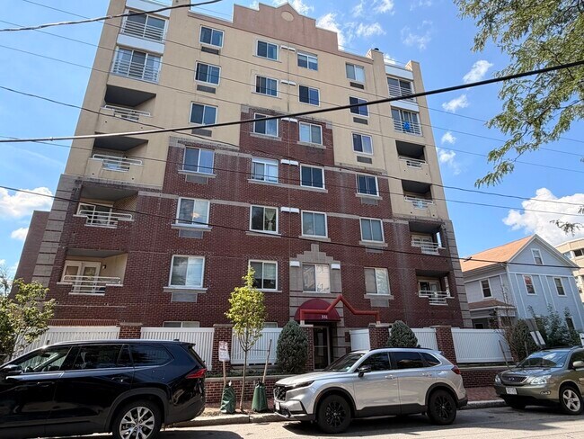 Building Photo - 332 Franklin St