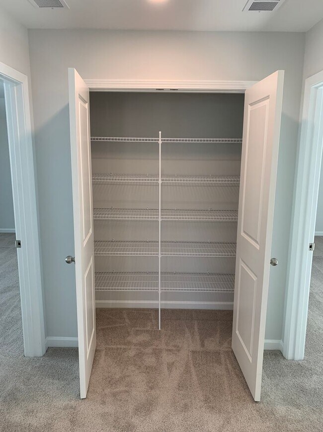 Building Photo - Modern Living in Windsor Hill