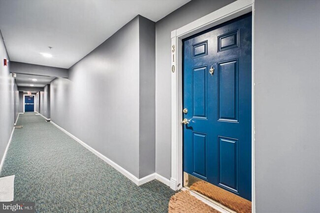 Building Photo - 2663 Manhattan Pl