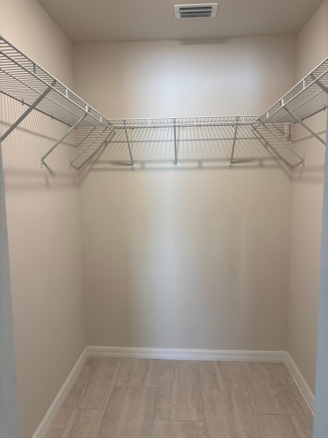 Building Photo - 1045 SE 11th Terrace