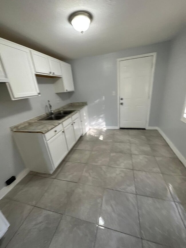 Building Photo - Fully Renovated 2/1 Single Family Available Now!