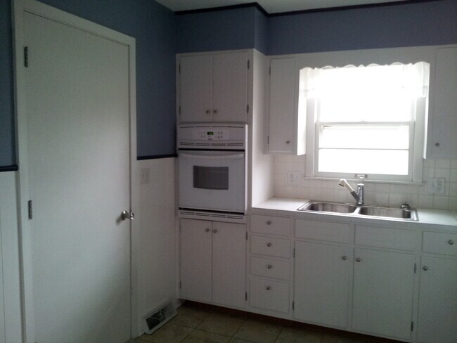 Building Photo - 1016 Christopher St