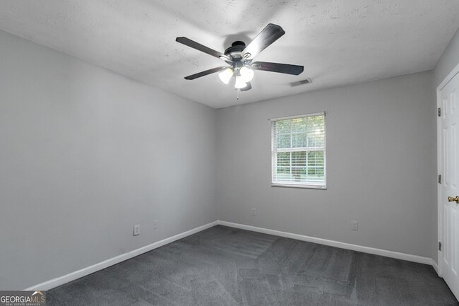 Building Photo - 585 Mountainview Dr