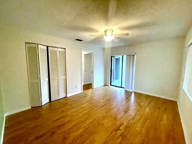 Building Photo - 2053 Oak Meadow Cir