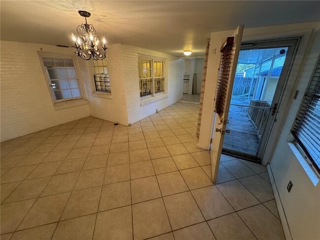 Building Photo - 35 E Chadwick Dr