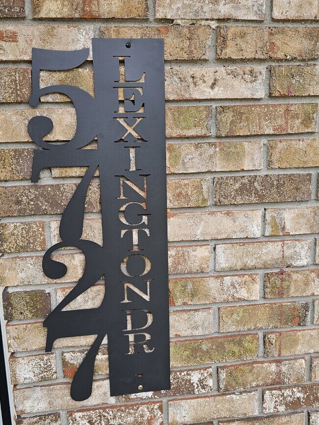 Building Photo - 5727 Lexington Dr