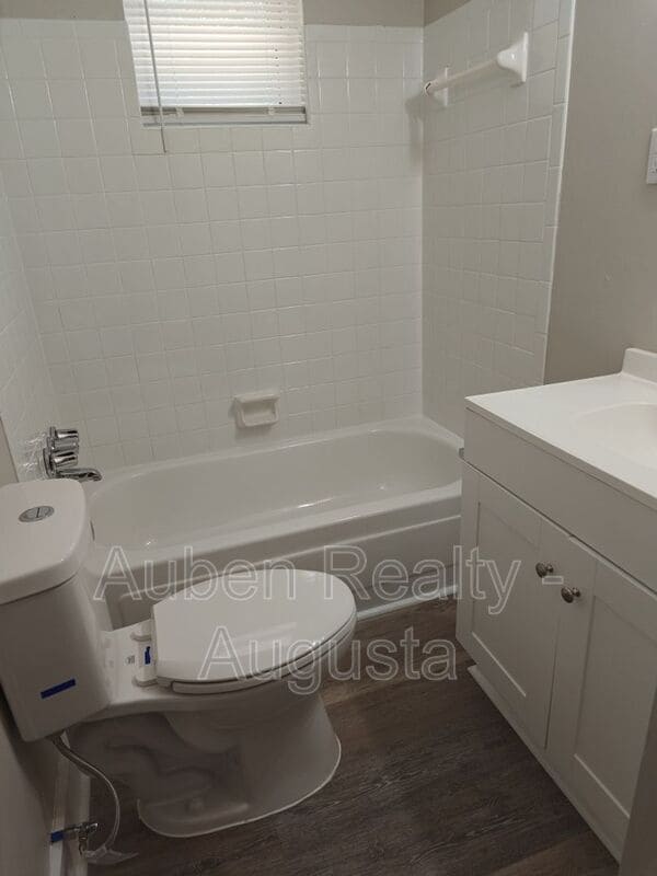 Building Photo - 404 Kingstree Rd