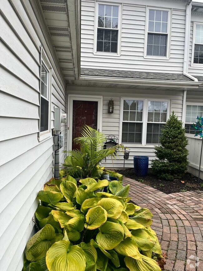 Building Photo - Stunning 3 Bedroom Townhome !