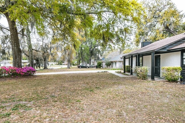 Building Photo - 3BR Home in Shell Point – Sunroom | Garage | Prime Location