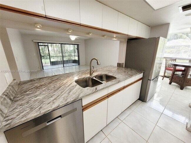 Building Photo - 7523 Greenlake Way