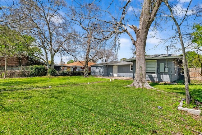 Building Photo - Spacious 4-Bed, 2-Bath Convenient South Houston Home Near Medical Center & City Access