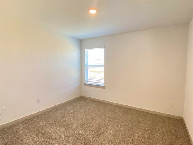 Building Photo - 3306 Silverton Dr