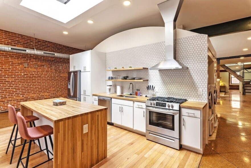 Building Photo - 120 E 13th St