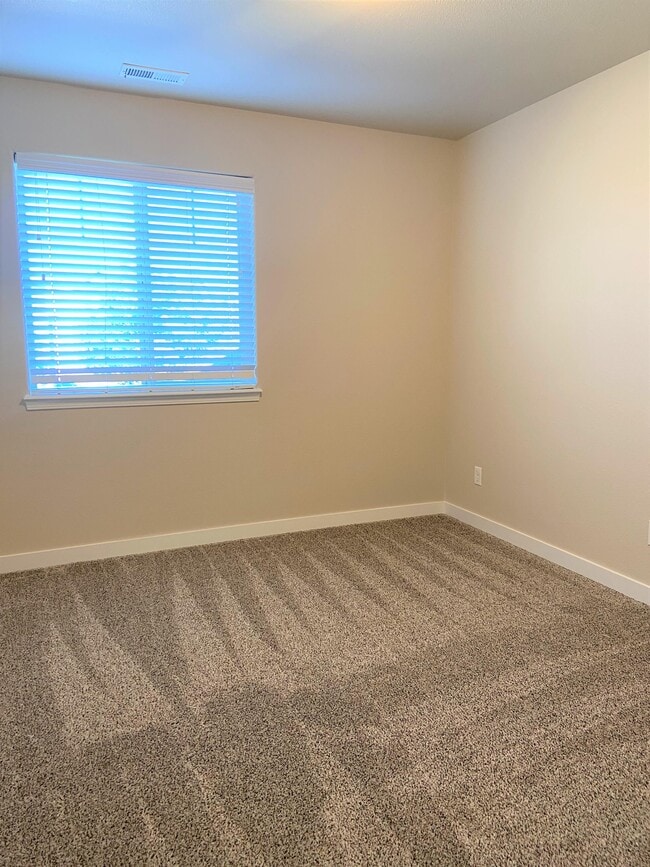 Building Photo - 677 S Pine Tree Ln