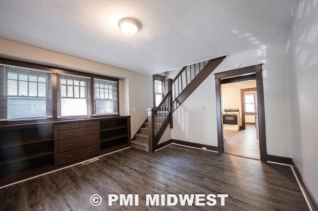 Building Photo - "Charming 3-Bed Duplex Retreat in Indianapolis – Spacious 1,318 Sq Ft with Modern Amenities!"