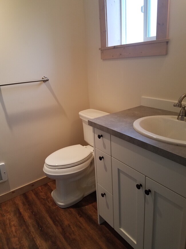 Building Photo - Studio Apartment in Poulsbo - All Utilitie...