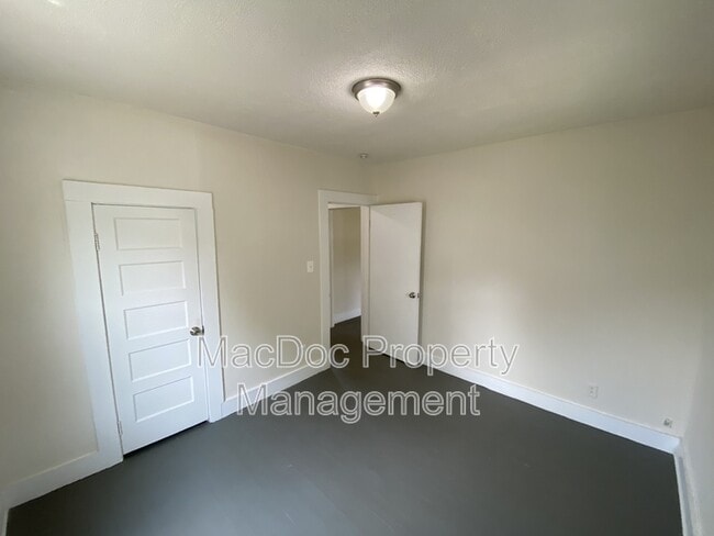 Building Photo - 318 3rd St