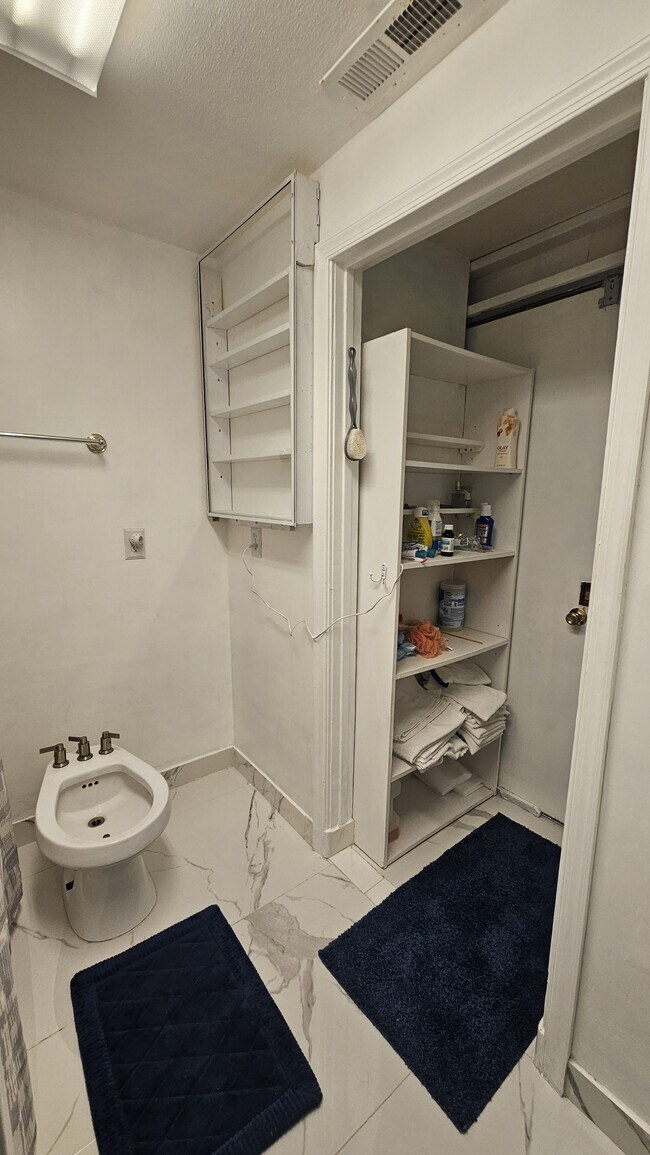 Building Photo - 2216 Dean Dr