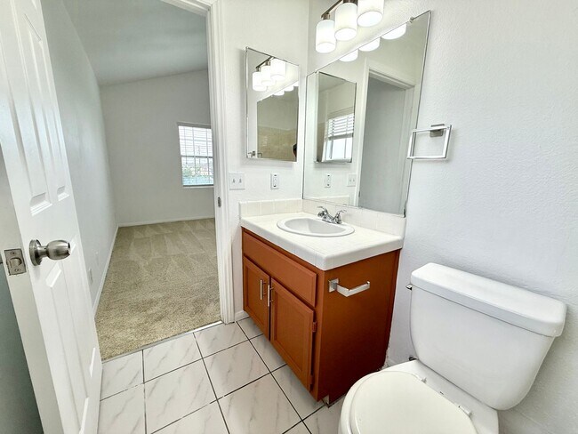 Building Photo - Cozy Renovated Townhome in Gardena!