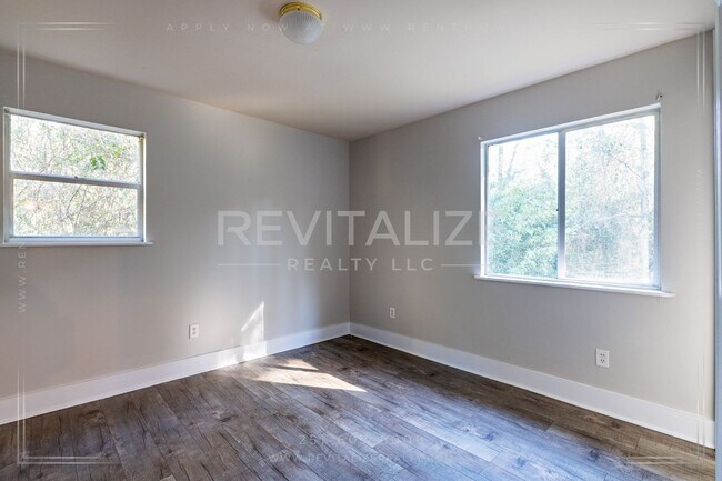 Building Photo - 1746 Cody Rd N