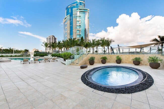 Building Photo - 900 Biscayne Blvd