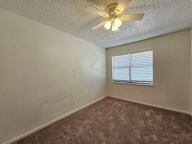 Building Photo - 1815 Cedarhill Dr