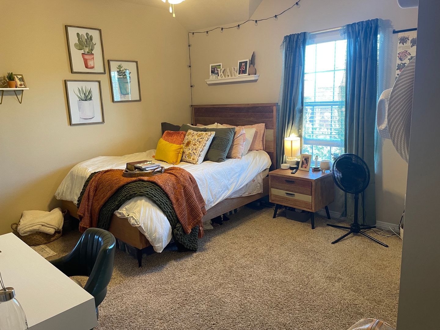 Building Photo - River Oaks #605