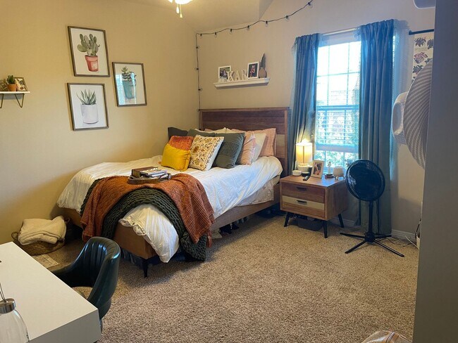 Building Photo - River Oaks #605