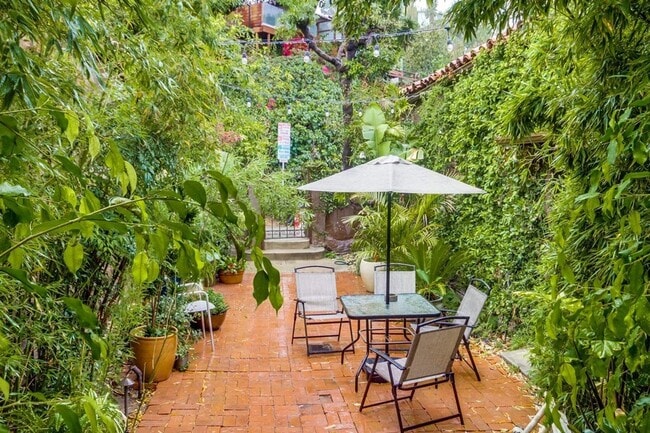 Building Photo - 2066 Glencoe Way