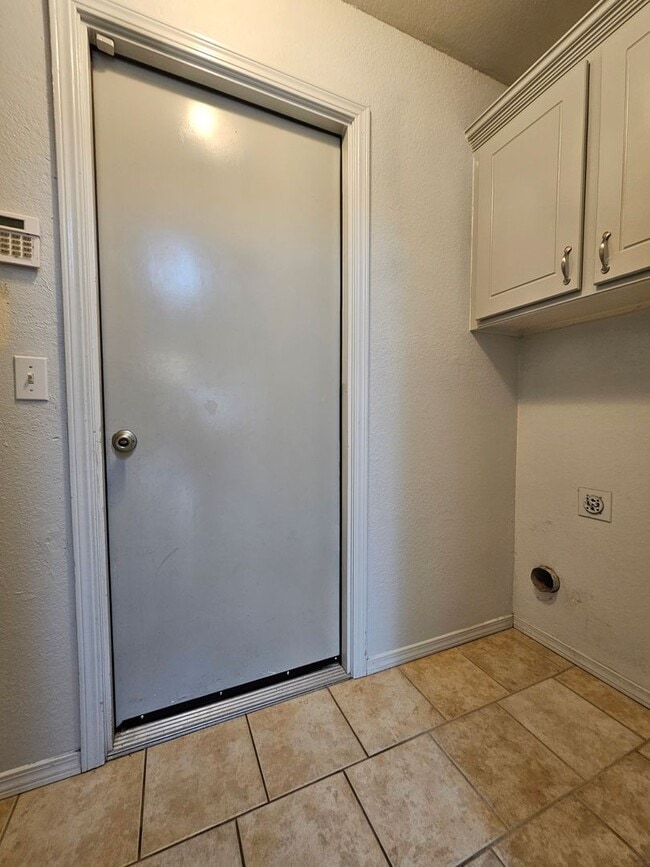 Building Photo - (3) Bed/(2) Bath in SW OKC/Moore Avail NOW! Pet Negotiable!