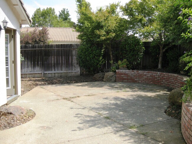 Building Photo - 3 Bed, 2 Baths, 1485 SF. 2 Car Garage, sin...
