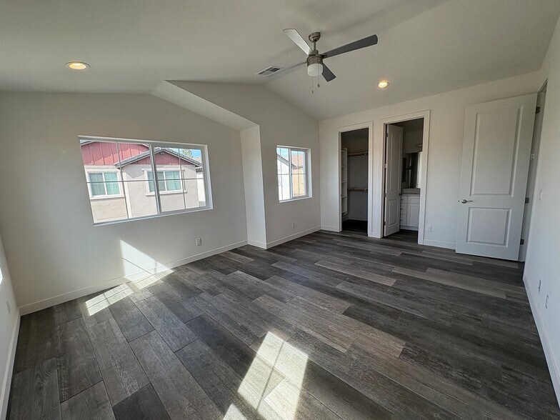 Building Photo - 500 S Soho Ln