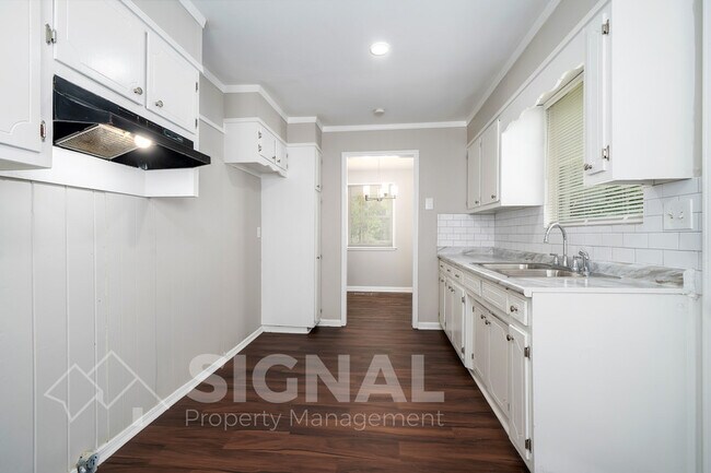Building Photo - 3038 Highland Dr
