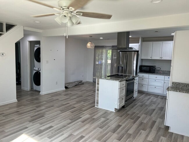 Building Photo - Welcome to this beautiful home located in ...
