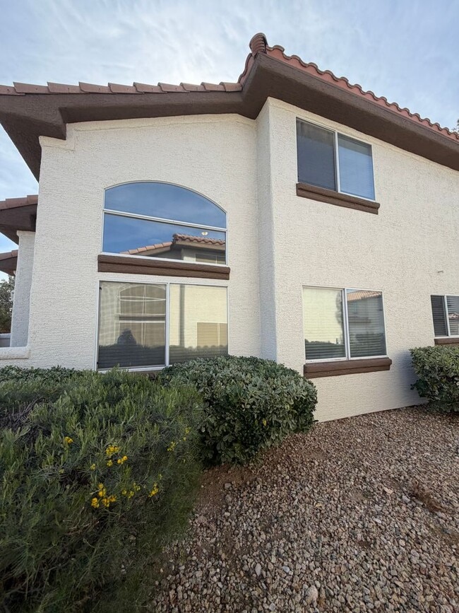 Building Photo - Corner lot townhome